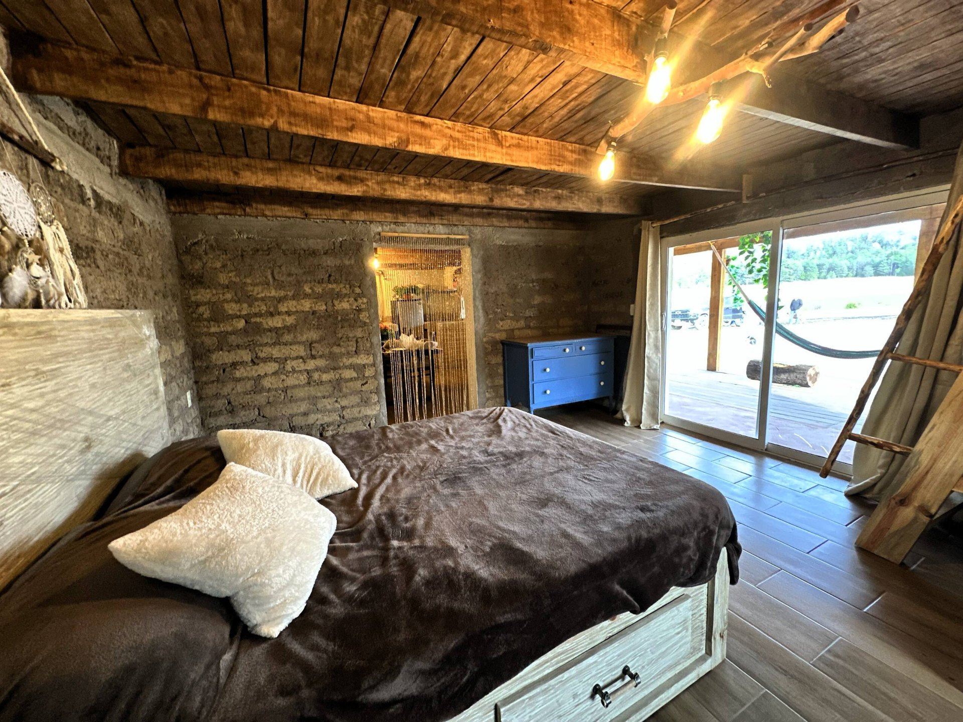 Cama principal de la habitación de adobe