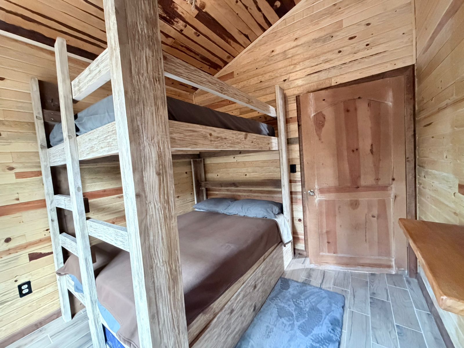 Habitación con literas y cama matrimonial