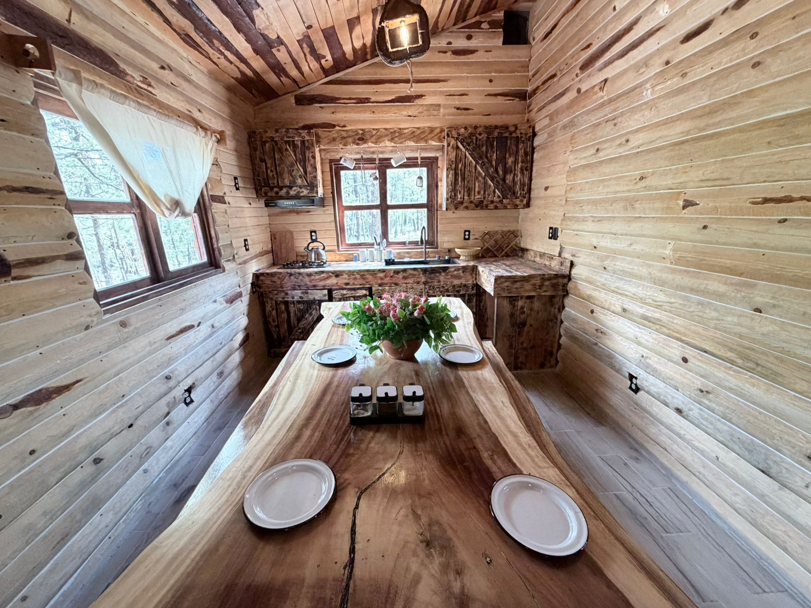 Cocina de madera con mesa larga