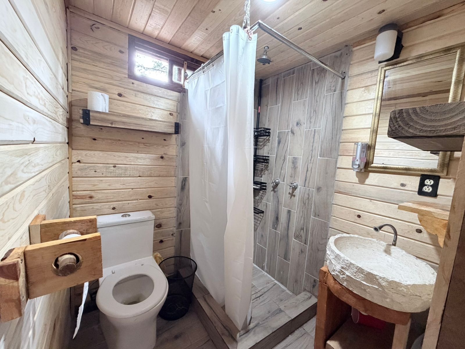 Baño completo de la cabaña