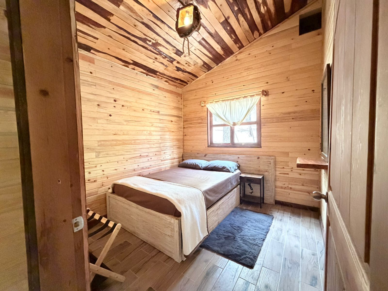 Habitación matrimonial de madera