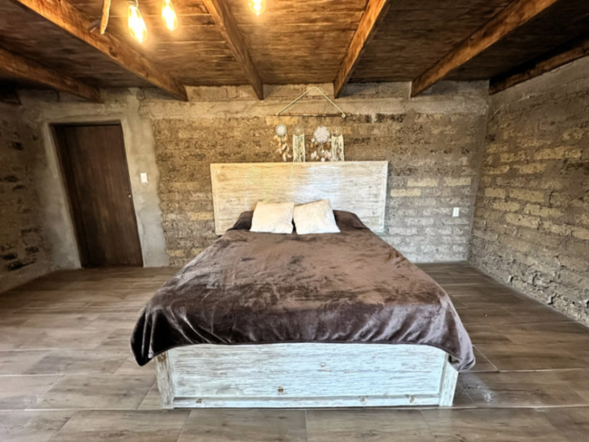Cama matrimonial en habitación de adobe