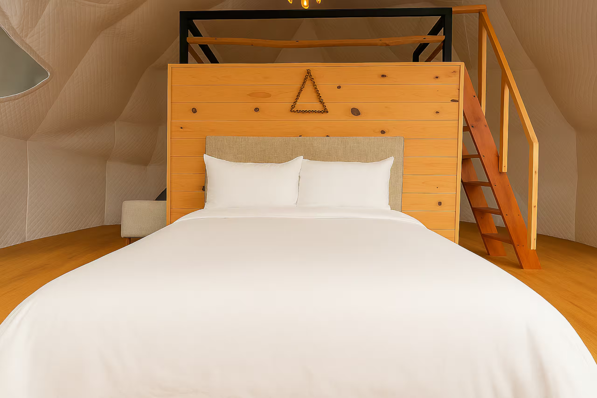 Cama matrimonial principal del domo