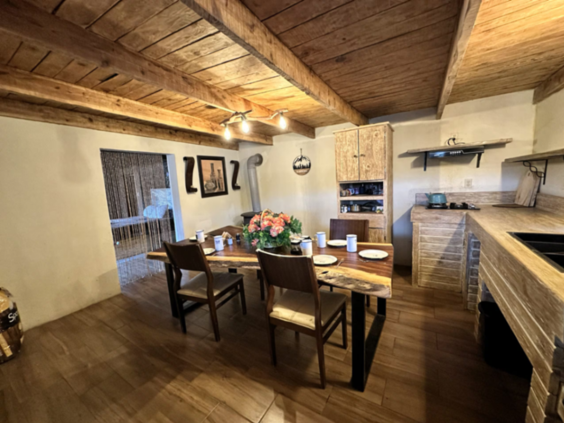 Cocina y comedor de madera