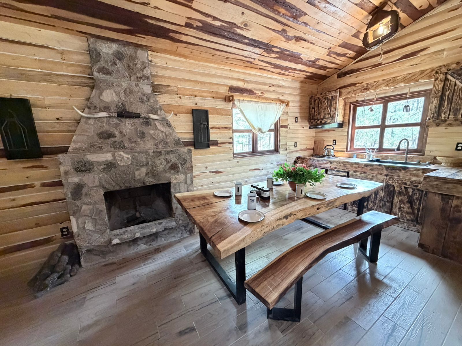 Comedor con chimenea y cocina integrada