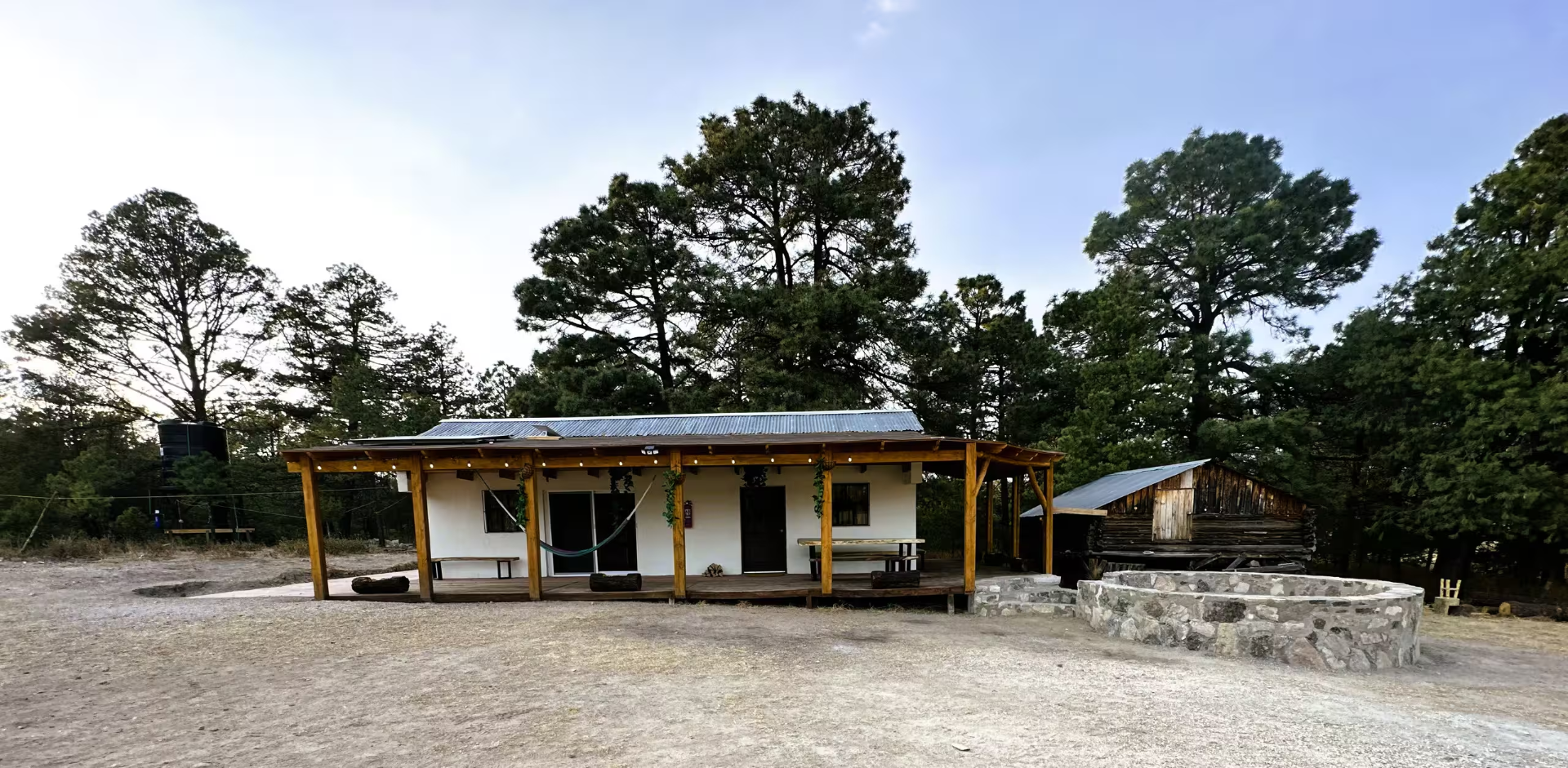 Exterior de la Cabaña Nube de Adobe entre los pinos