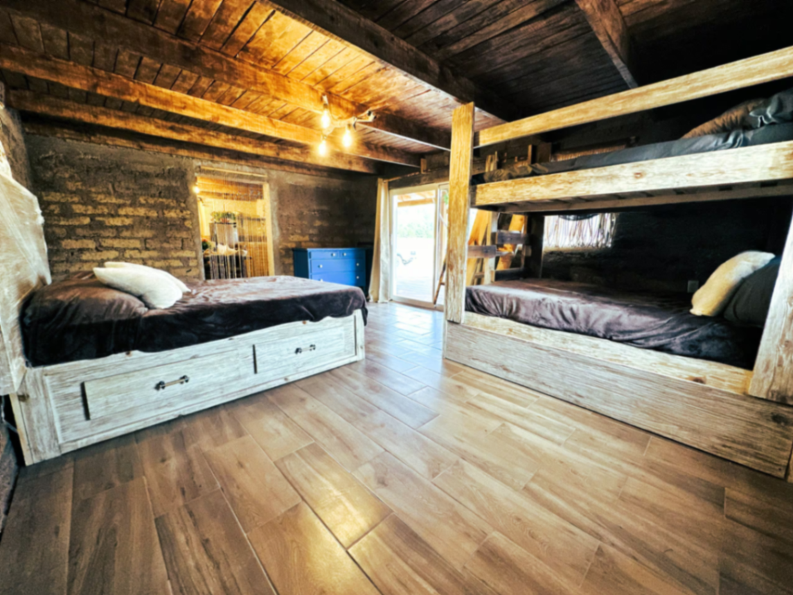 Habitación compartida con literas y camas