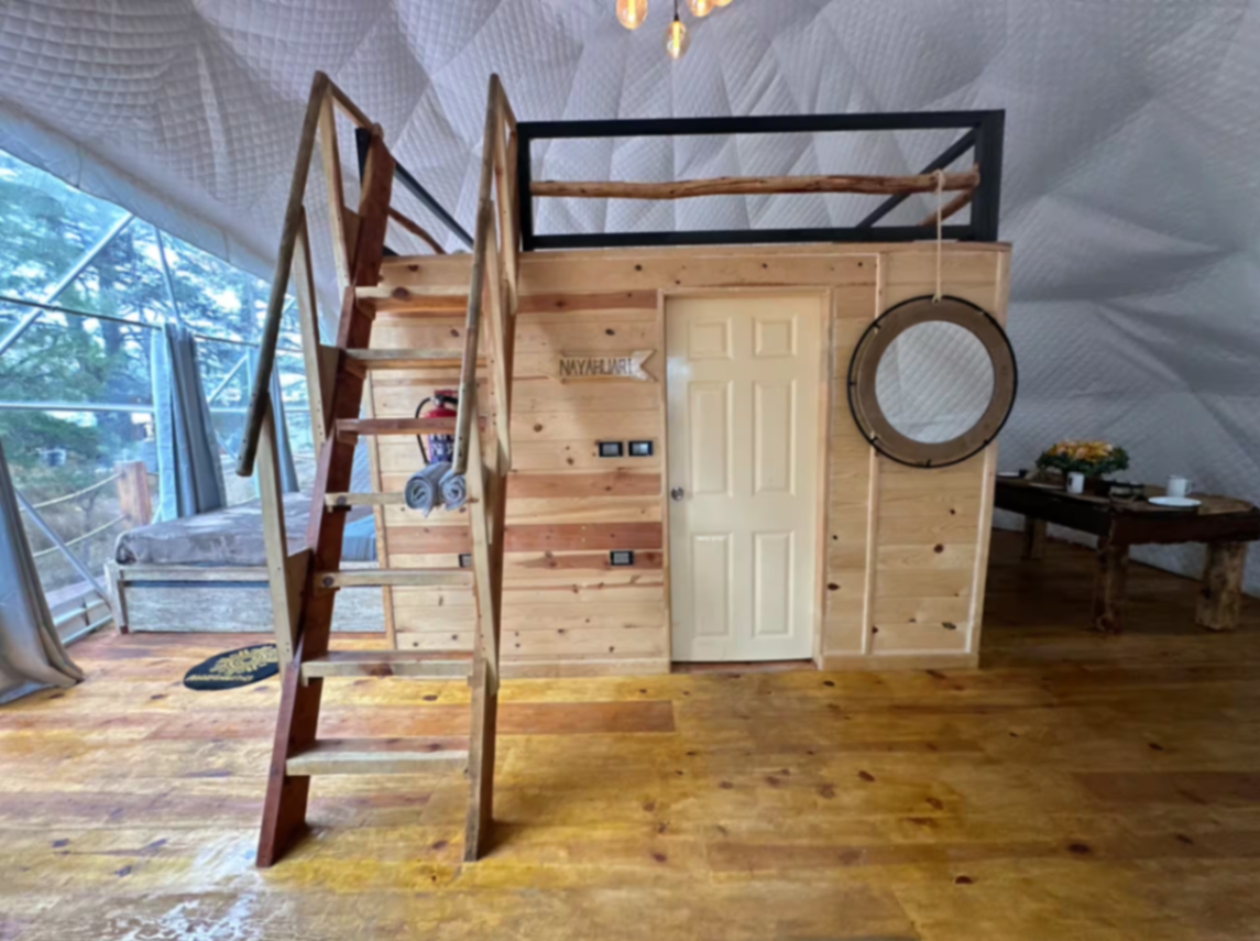 Interior del domo con escalera al loft